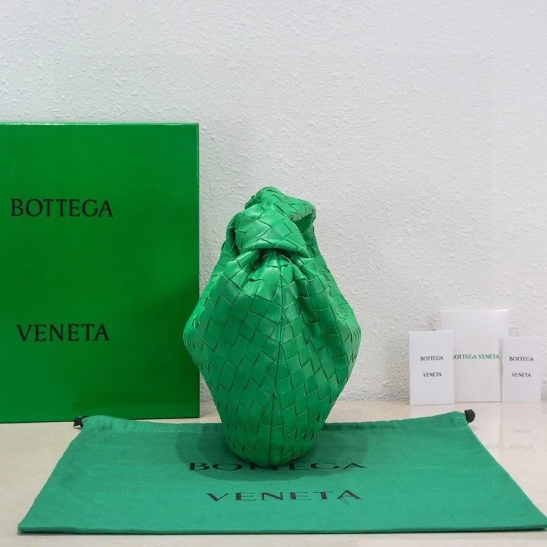 Batch 1460 BV Bottega Veneta 2022 Early Spring New Ladies Medium JODIE Handbag BV Bag 🔥The new method is to round the corners on the original basis and knot the round hobo bag with classic woven leather. The most iconic triangular pull-out design, using sheepskin draped soft shape, is super suitable for concave shapes~ Jodie feels really gentle to people, and is definitely the best item for daily matching. It has the same weave, new elements and twists, and is versatile. It is the new favorite of street style Internet celebrities! Size: 36*21*13 Model: 6697